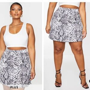 PrettyLittleThing Plus Grey Snake Print Bodycon mini Skirt size 18